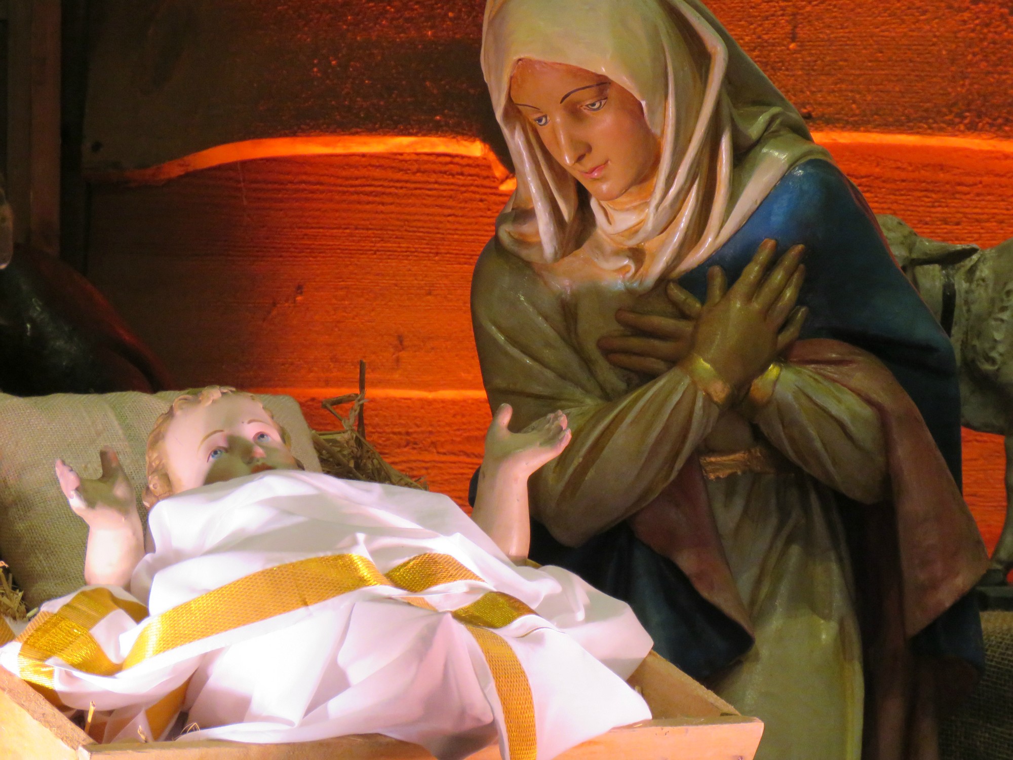 Detail uit de kerststal - Maria en het kindje Jezus